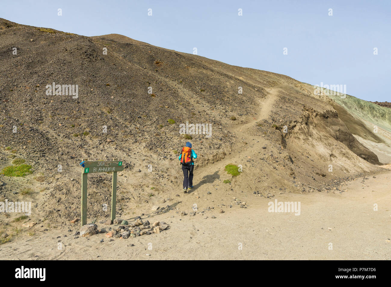 Ein trekker ist Anfang der Hügel zu den Blahnukur Berg in Landmannalaugar, Fjallabak Nature Reserve, Highlands, Region Süd, Island, Europa, Stockfoto