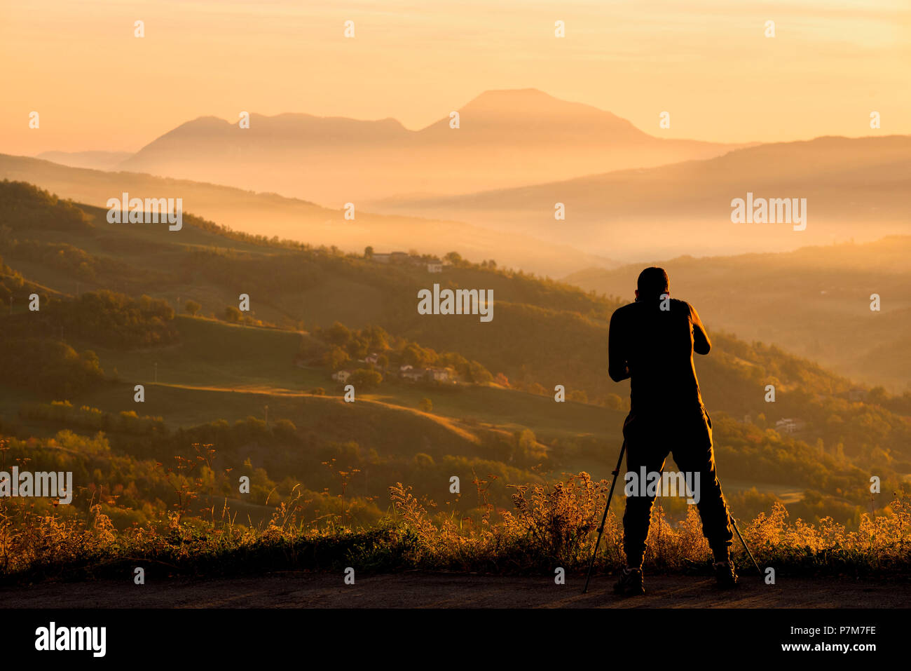 Fotograf bei Sonnenaufgang, Italien, Emilia Romagna, Europa. Stockfoto
