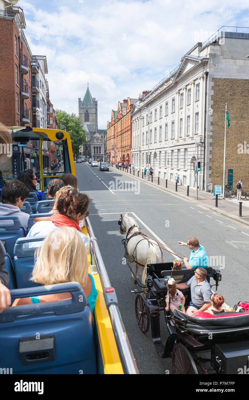 Stadtrundfahrt im Bus für Touristen, Dublin, Irland Stockfoto