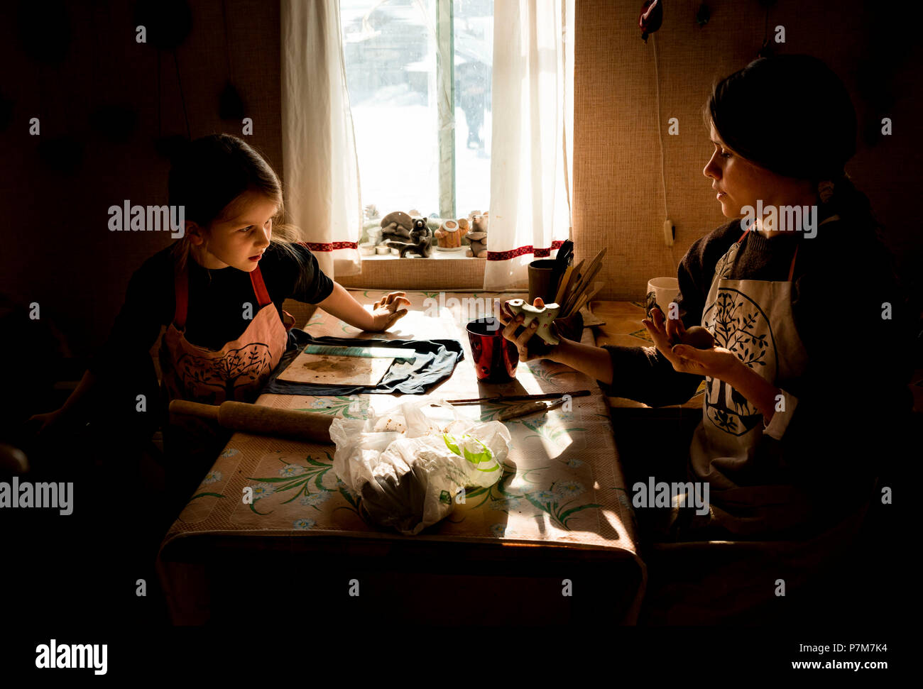 Russische Mädchen im Handwerk arbeitet in Taltsy ein traditionelles Dorf in der Nähe von Irkutsk, Irkutsk Region, Sibirien, Russland Stockfoto