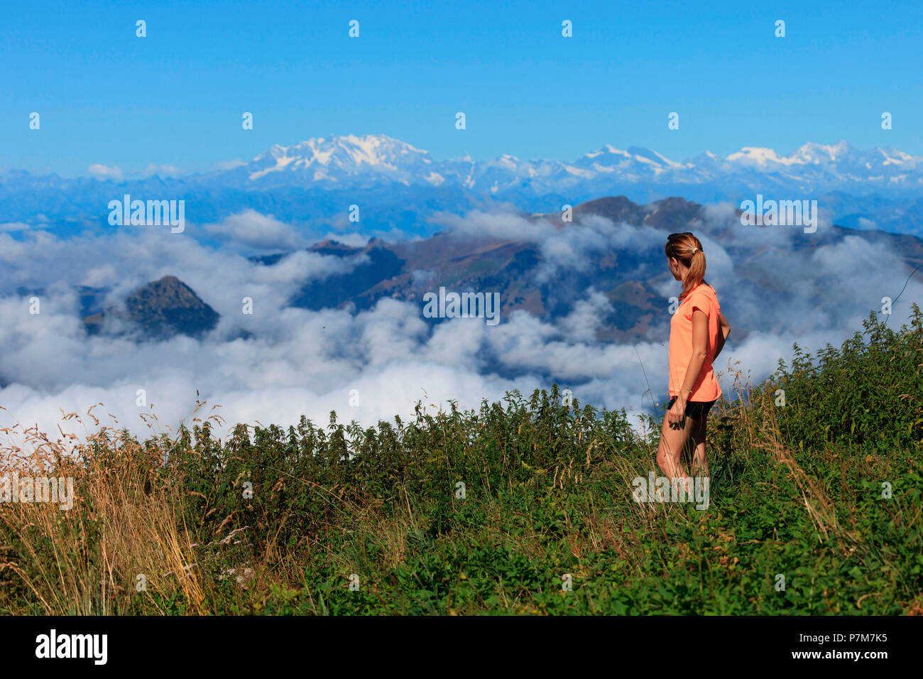 Wanderer auf dem Weg zum Gipfel des Monte San Primo am Monte Rosa, Triangolo Lariano, Bellagio, Provinz Como, Lombardei, Italien sucht Stockfoto