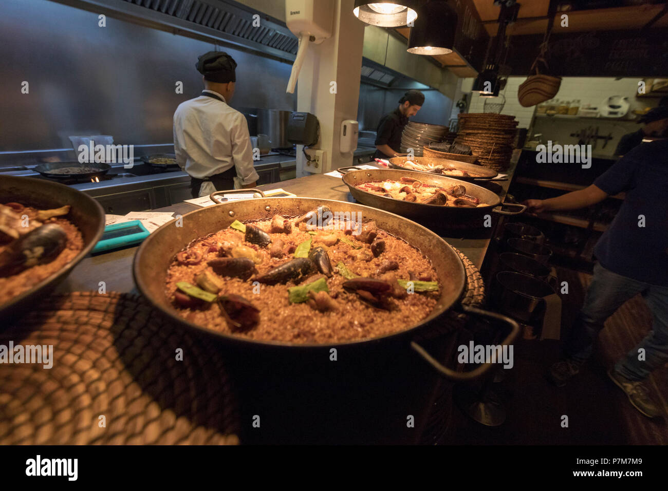 Der Küchenchef bereitet die traditionelle Paella, Barcelona, Katalonien, Spanien Stockfoto