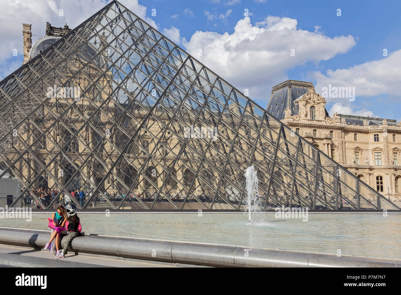 Paris, Frankreich, Europa. Pyramide des Louvre Stockfoto