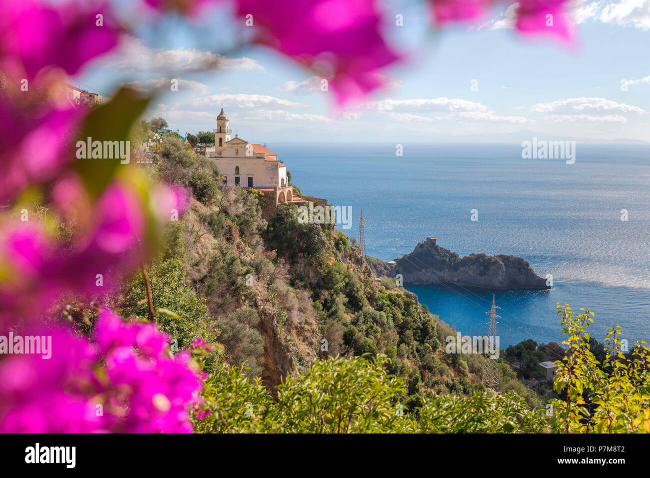 Kirche San Giovanni Battista und die Küste von Amalfi, Conca dei Marini, Provinz Salerno, Kampanien, Italien, Europa Stockfoto