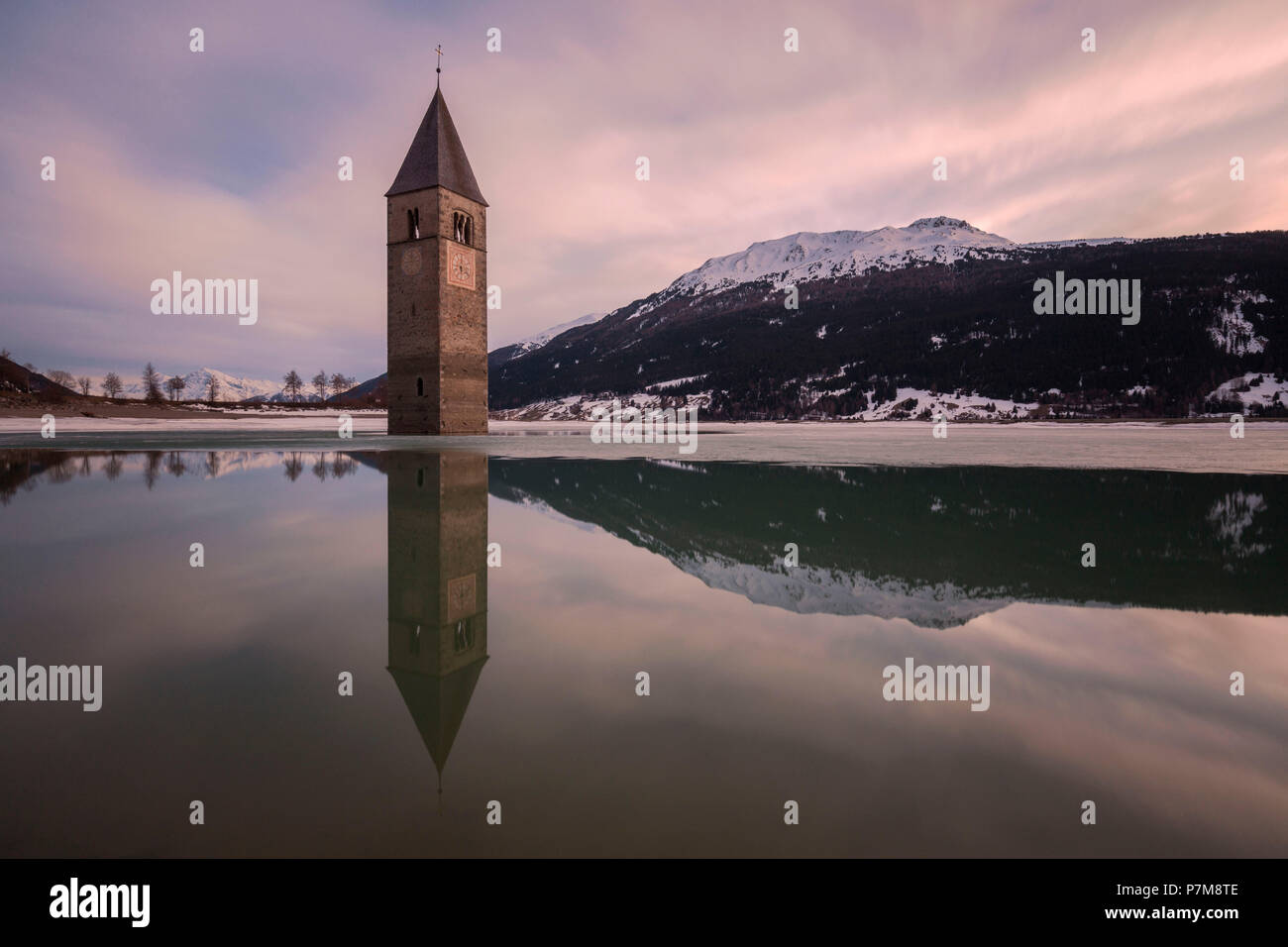 Der Kirchturm von Graun im Vinschgau, Reschensee - Lago di Resia, Bozen, Südtirol, Trentino Alto Adige, Italien Stockfoto