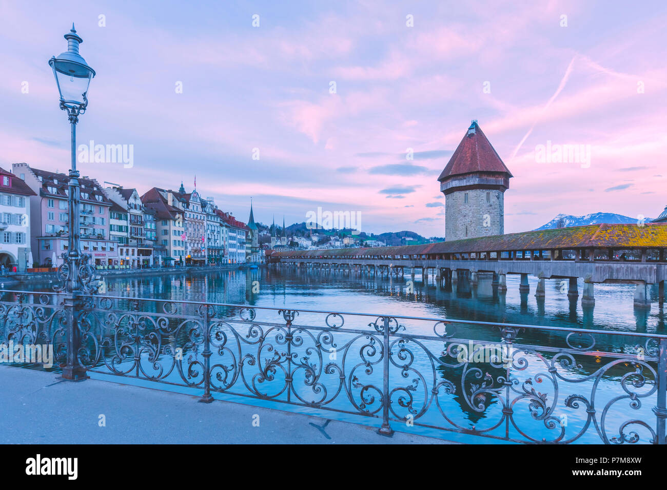 Luzern Skyline und Lachapel Brücke bei Sonnenaufgang, Luzern, Schweiz Stockfoto