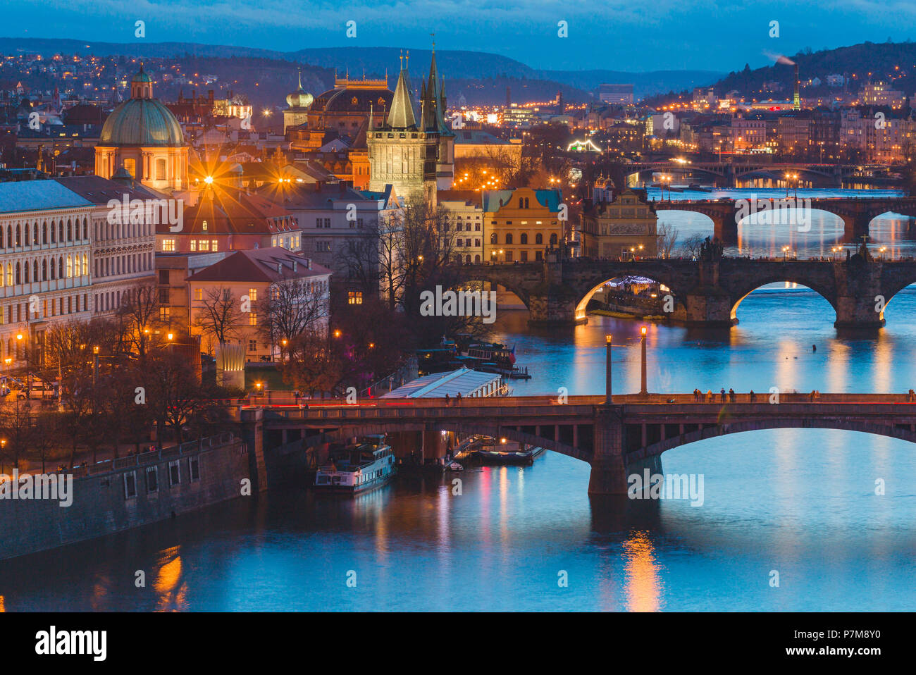 Moldau mit den Brücken, die Karlsbrücke und der Altstädter Brückenturm, Prag, Böhmen, Tschechien Stockfoto