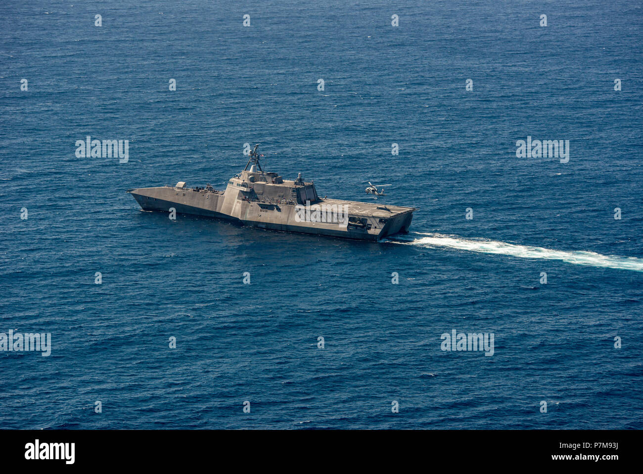 180628-N-BT 947-1231 PAZIFISCHEN OZEAN (28. Juni 2018) - einem MH-60S Seahawk Hubschrauber startet von der Unabhängigkeit - Variante Littoral Combat Ship USS Coronado (LCS 4) zur Unterstützung der Prüfung für die MQ-8C Fire Scout. Die neuen Scout Variante erwartet wird mit der LCS-Klasse Aufklärung zu verlegen, um für das Situationsbewusstsein und Zielgenauigkeit unterstützen. Coronado ist die Arbeit mit der Prüfung und Bewertung von Staffel 1 (VX-1) Die neueste Fire Scout unbemannte Hubschrauber zu testen. Coronado ist eine von vier benannten Test Schiffe im LCS klasse Littoral Combat Ship Squadron zugewiesen. (U.S. Marine Stockfoto