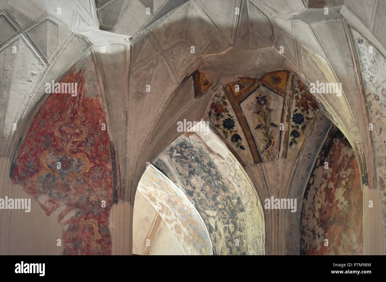 Naher Osten Architektur: eingerichtete Gewölbe und Bögen im Silk Road era Persischen Palast Chehel Sotun in Qazvin, Iran Stockfoto