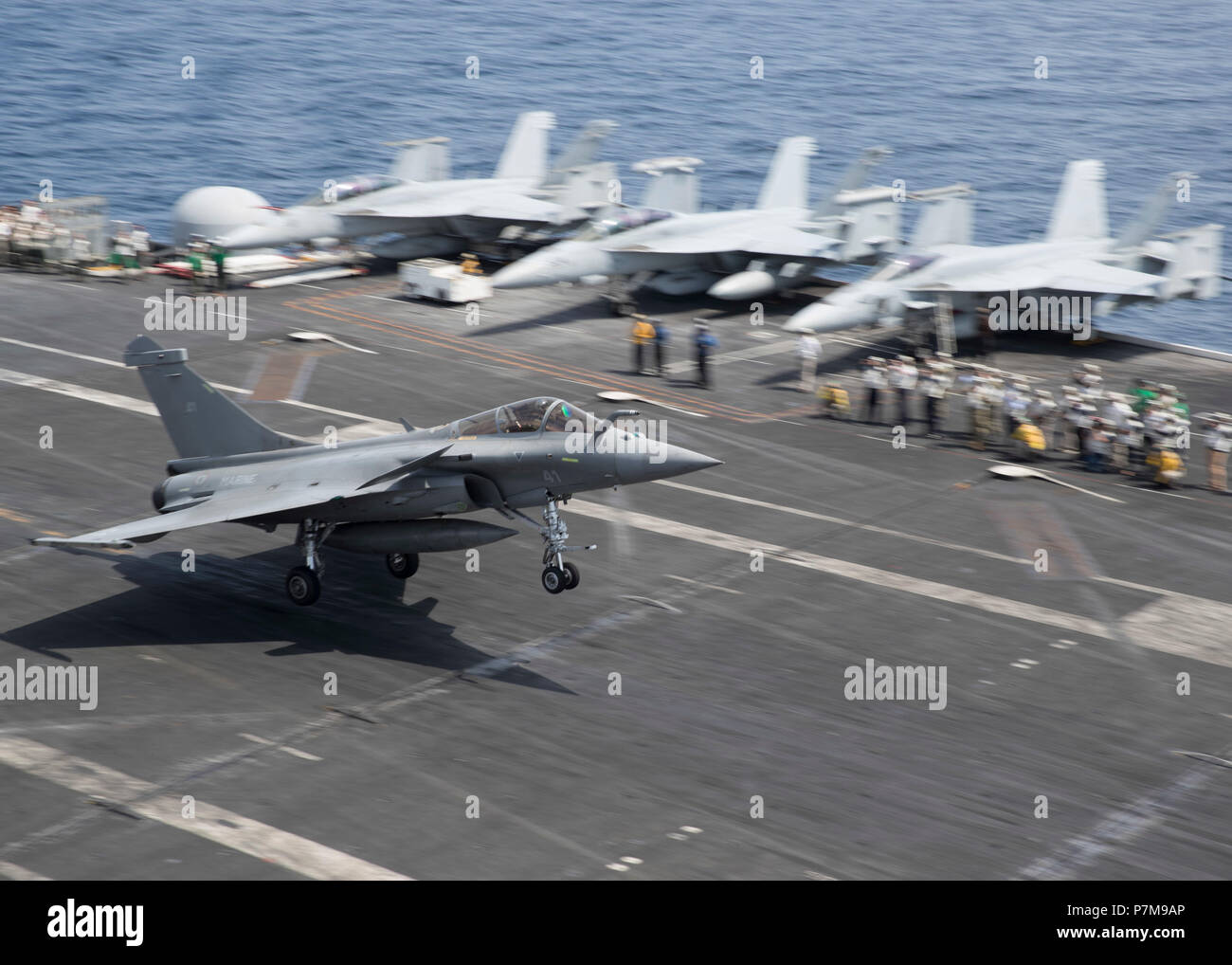 180703-N-GY 005-0122 ATLANTIK (3. Juli 2018) Die französische Dassault Rafale M Fighter bereitet auf dem Flugdeck der Nimitz zu landen - Klasse Flugzeugträger USS Harry S. Truman (CVN 75). Harry S. Truman ist als Teil eines laufenden Rotation der US-Streitkräfte unterstützen Maritime Security Operations in internationalen Gewässern rund um den Globus eingesetzt. (U.S. Marine Foto von Mass Communication Specialist 3. Klasse Gitte Schirrmacher/Freigegeben) Stockfoto