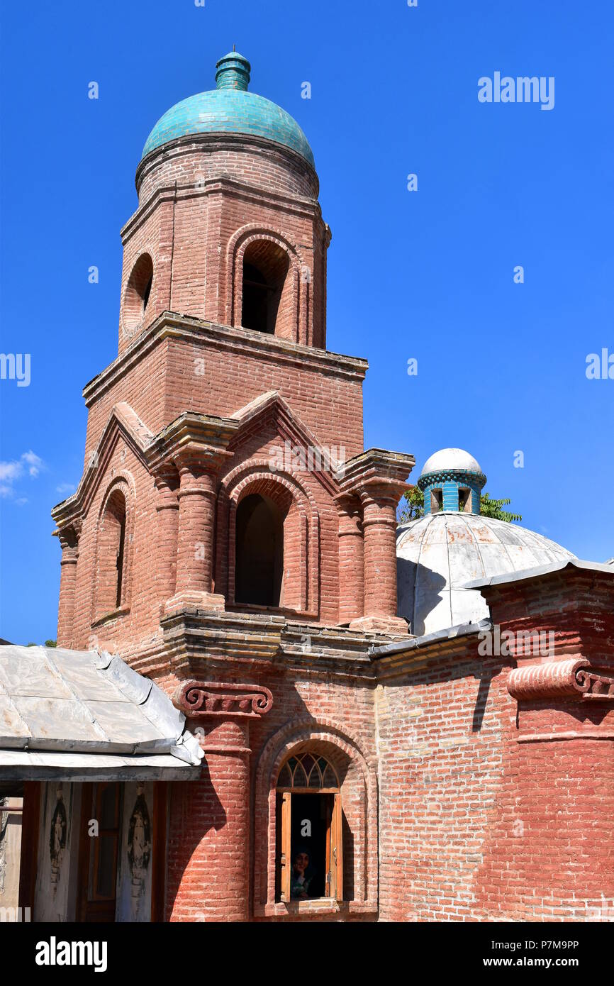 Christentum im Iran: alte russische orthodoxe Kirche Turm mit türkisen Kuppel gegen den blauen Himmel in Qazvin, Iran Stockfoto