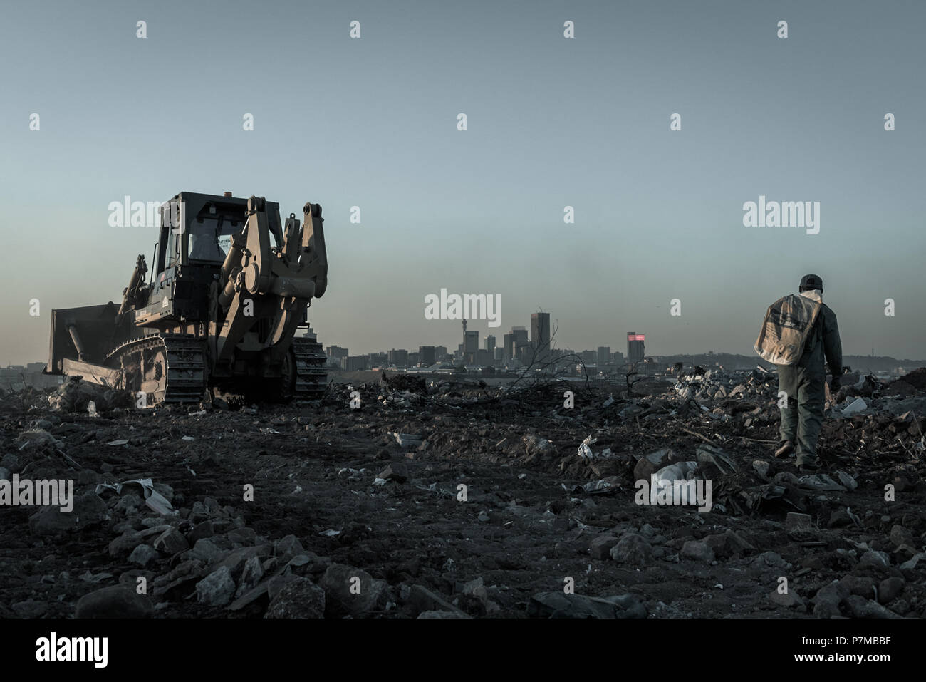 Abfälle werden unter dem Blick eines Picker im Robinson Deep Deponie in kommerziellen der Südafrikanischen Hauptstadt Johannesburg verwaltet, Stockfoto