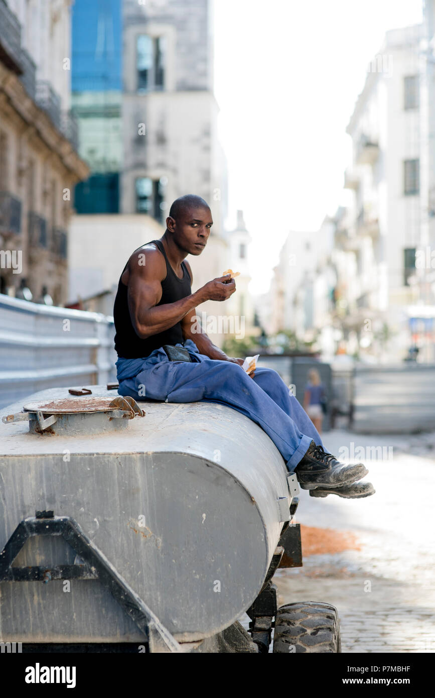 Eine kubanische Mann eine Pause von der Arbeit. Stockfoto