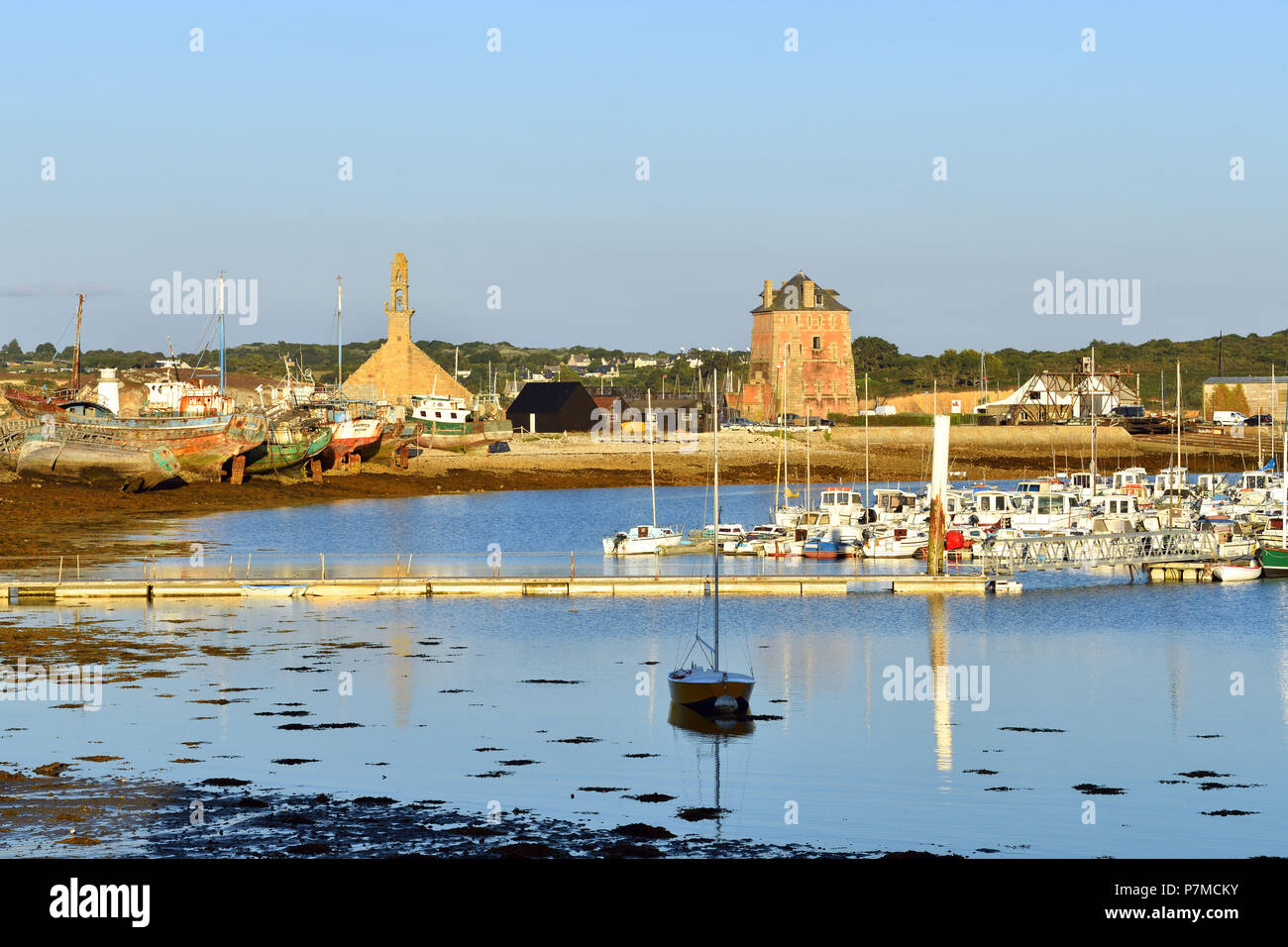 Frankreich, Finistere, Iroise, Parc Naturel Regional d'Armorique (Armorica Regionaler Naturpark), Presqu'ile de Crozon, Camaret-sur-Mer, Notre Dame von Rocamadour Kapelle, Vauban Turm als Weltkulturerbe von der UNESCO, polygonale Turm auf einem Plan Vauban im 17. Jahrhundert erbaut, Boot Friedhof Stockfoto