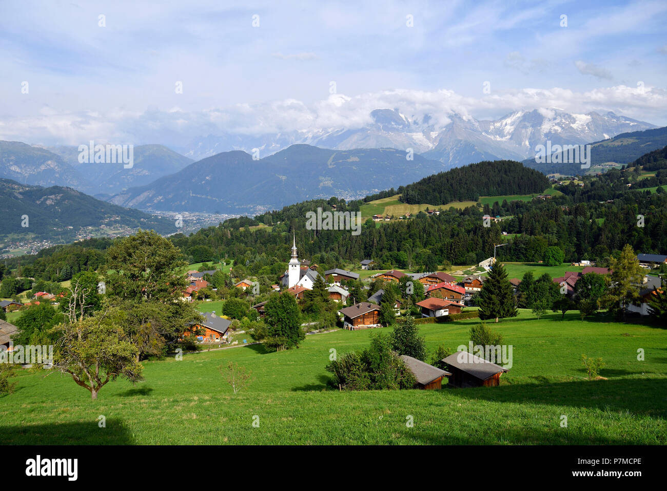 Frankreich, Haute Savoie, Cordon, Les Sentiers du Barock, Unserer Lieben Frau von der Himmelfahrt Kirche und Mont Blanc (4810 m) Stockfoto