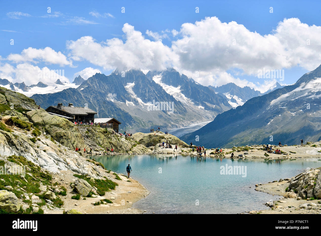 Frankreich, Haute Savoie, Chamonix Mont Blanc, Lac Blanc und Zuflucht der Lac Blanc (2352 m) in die Reserve naturelle nationale des Aiguilles Rouges (Aiguilles Rouges National Nature Reserve) Stockfoto