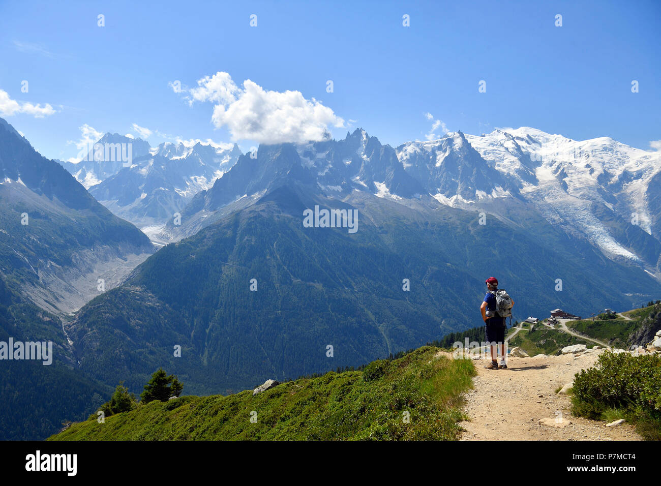 Frankreich, Haute Savoie, Chamonix Mont Blanc, Wanderung in Richtung Lac Blanc (weißer See) (2352 m) in die Reserve naturelle nationale des Aiguilles Rouges (Aiguilles Rouges National Nature Reserve) mit Blick auf den Mont Blanc und den Mont Blanc (4810 m) Stockfoto
