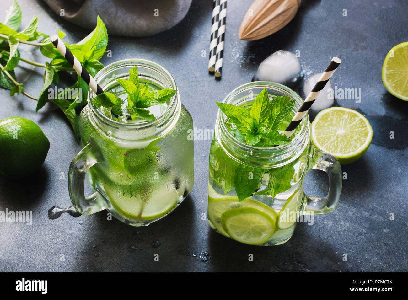 Mojito Cocktail in Mason jar mit Garnierung auf Schwarz. Close Up. Stockfoto