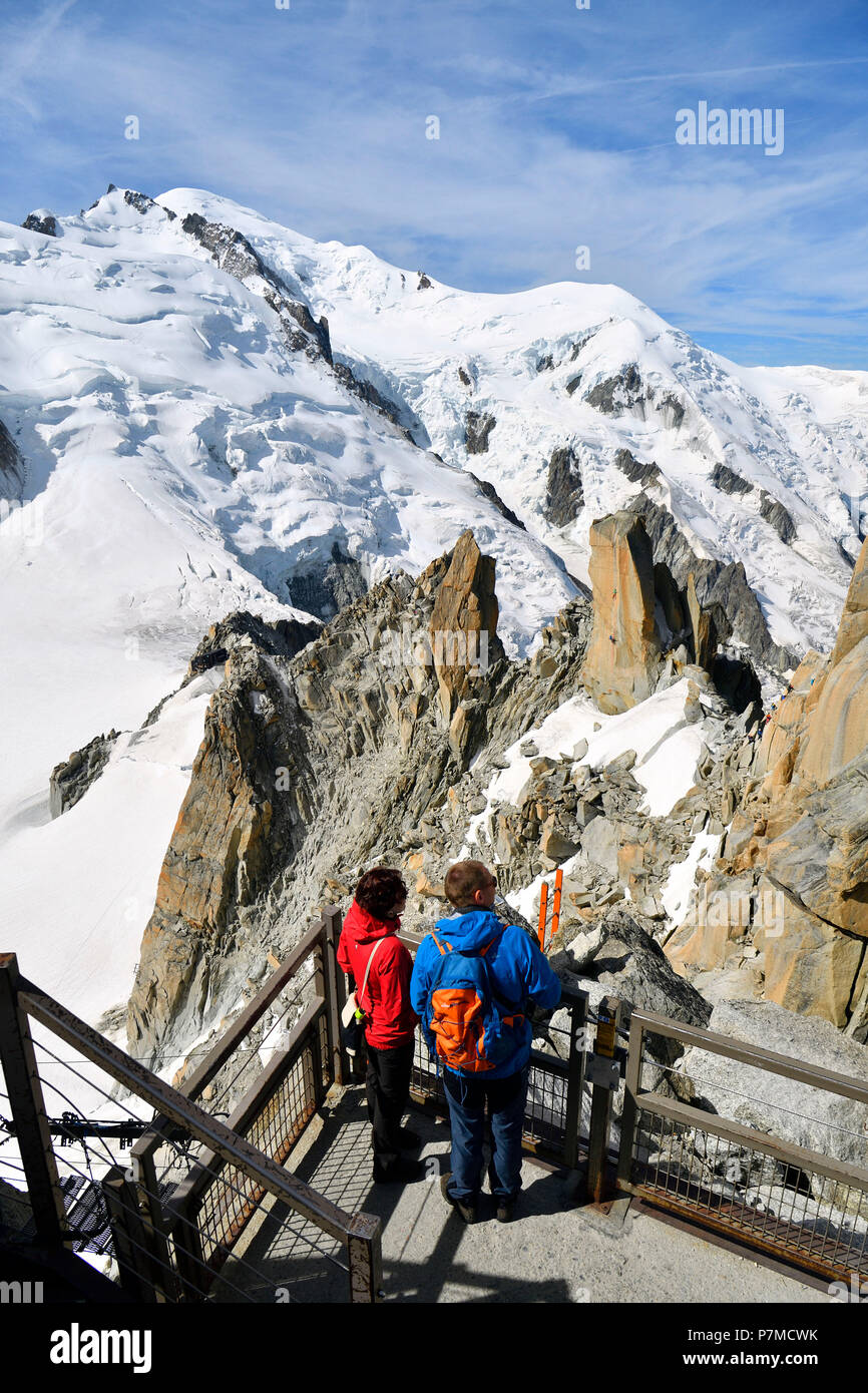 Frankreich, Haute Savoie, Chamonix Mont Blanc, Terrasse des Aiguille du Midi (3848 m) und einen Blick auf den Mont Blanc (4810 m) Stockfoto