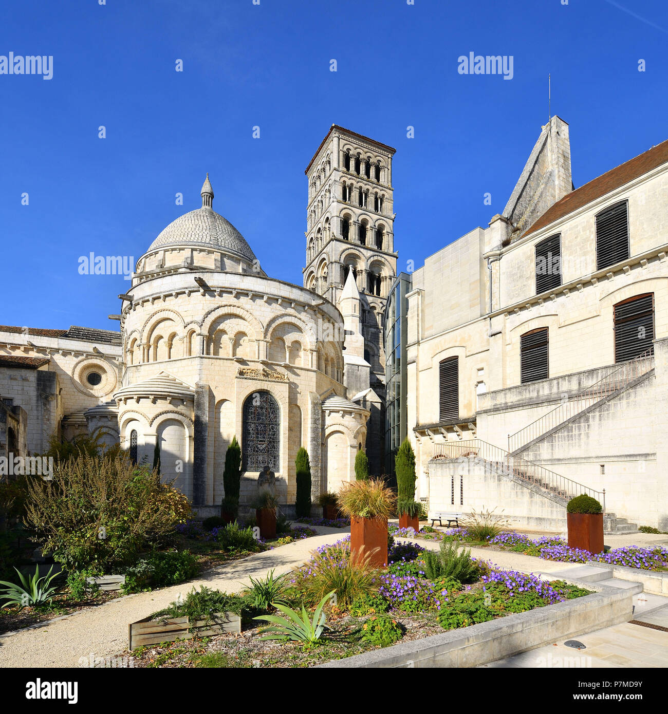 Frankreich, Charente, Angouleme, Kathedrale St. Pierre und Angouleme Museum Stockfoto