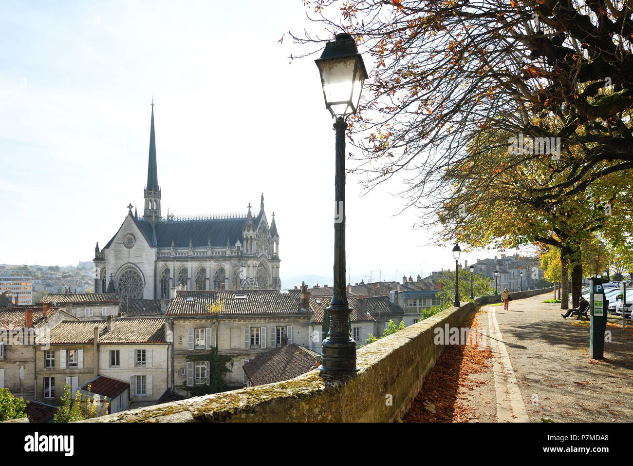 Frankreich, Charente, Angouleme, der Blick auf die Altstadt von der Stadtmauer, Notre Dame de l'Assomption d'Obezine Kapelle Stockfoto