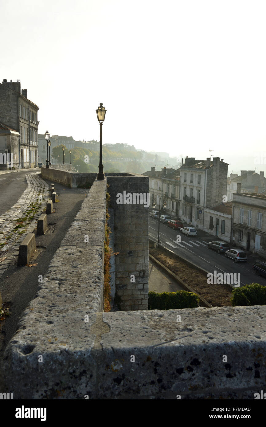 Frankreich, Charente, Angouleme, der Blick auf die Altstadt von der Stadtmauer Stockfoto