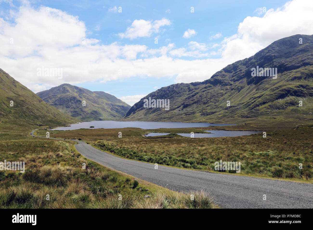 Die Doolough Tal ist eine schöne grüne Tal von abfallenden Berghängen und einen kleinen See auf dem Tal floo, Connemara, County Mayo, Irland. Es ist ein Stockfoto