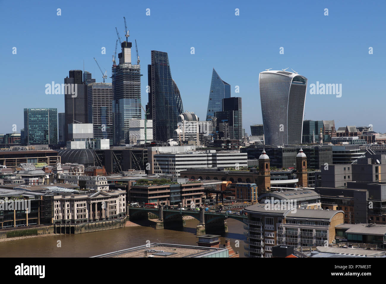 Viele neue Hochhäuser im Bau im Bankenviertel von London, UK an einem klaren Tag: TwentyTwo, Cheesegrater, Skalpell, Walkie Talkie. Stockfoto