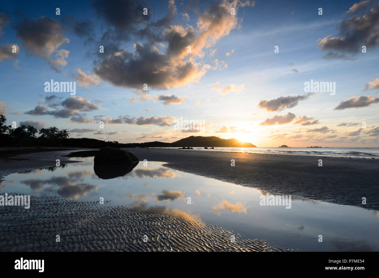 Atmosphärische Sonnenaufgang an Chili Beach, Cape York Halbinsel, Far North Queensland, FNQ, QLD, Australien Stockfoto