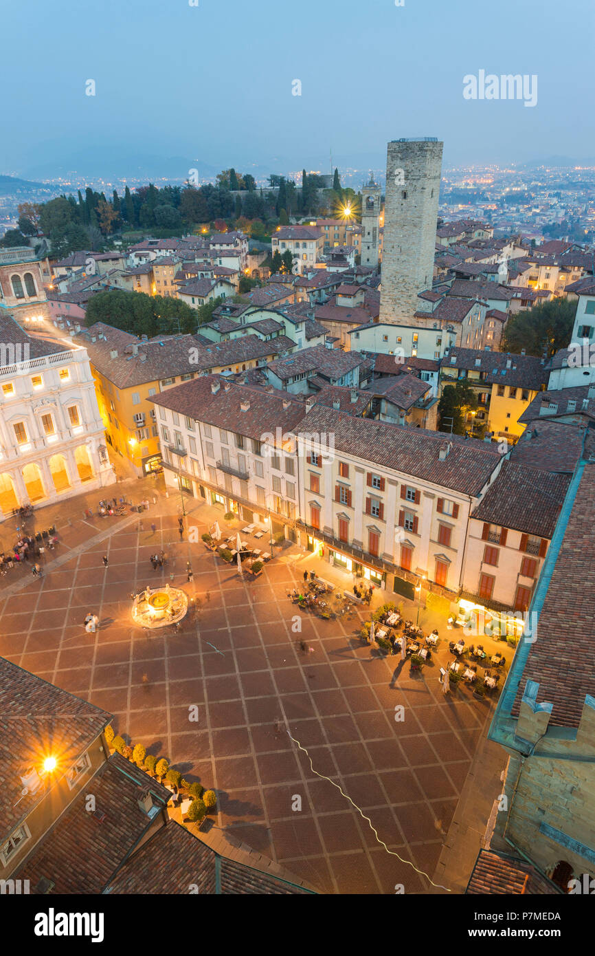 Piazza Vecchia von oben in der Dämmerung, Bergamo, Lombardei, Italien, Stockfoto