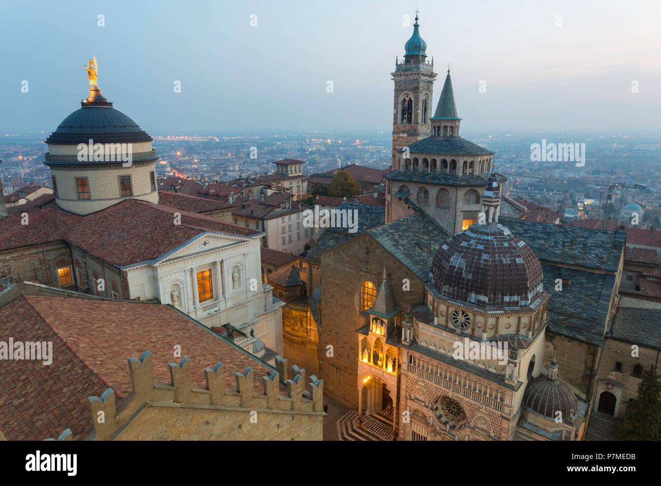 Kathedrale von Bergamo mit Basilika Santa Maria Maggiore von oben in der Dämmerung, Bergamo, obere Stadt, Lombardei, Italien, Stockfoto