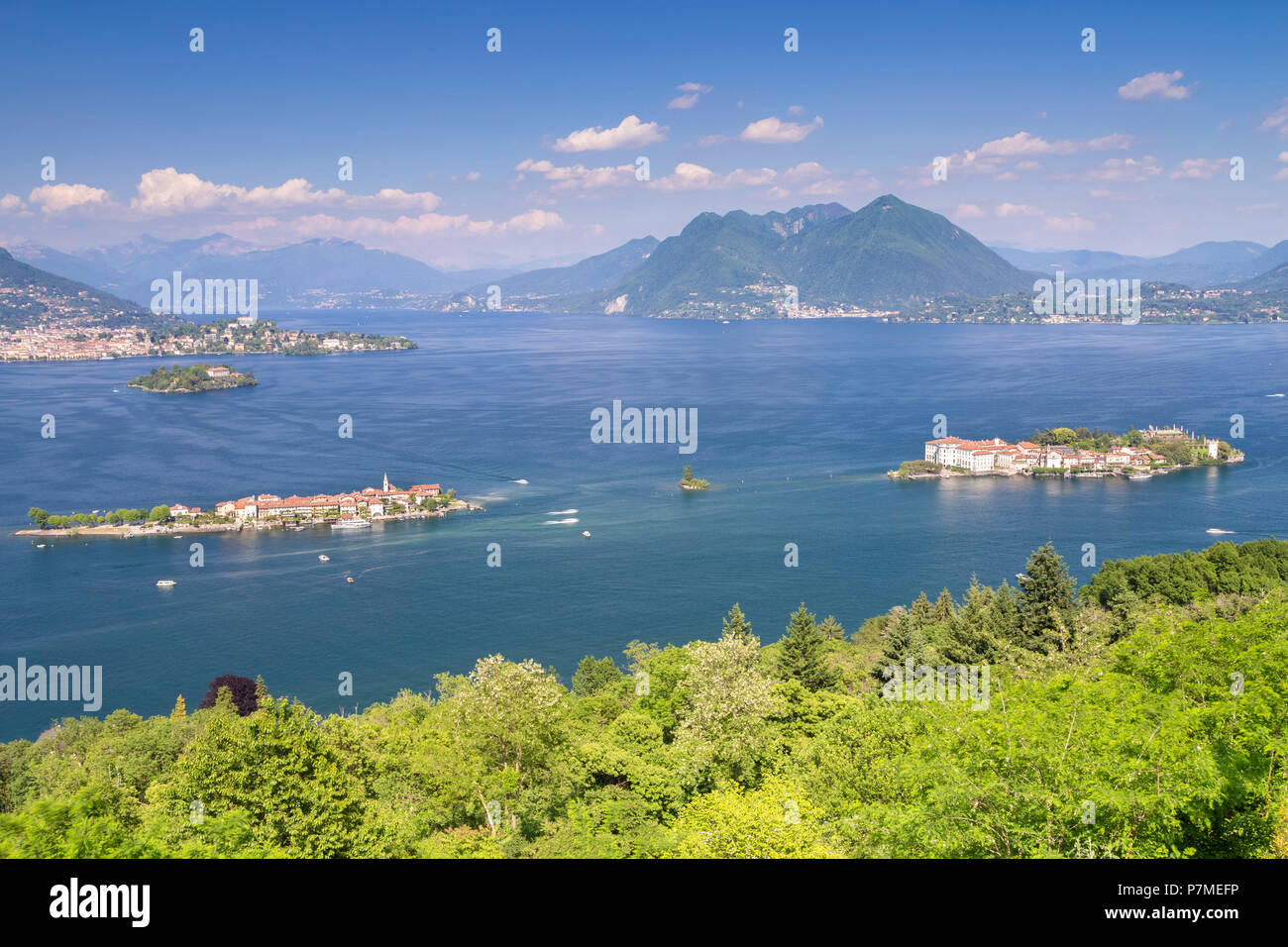 Blick auf die Borromäischen Inseln, die Isola dei Pescatori, Isola Bella und Isola Madre, von einem Aussichtspunkt über Stresa in einem Frühling, Verbano Cusio Ossola, Lago Maggiore, Piemont, Italien, Stockfoto