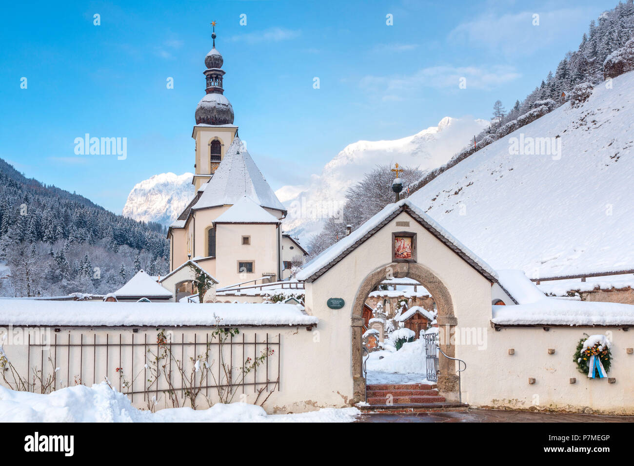 Pfarrkirche St. Sebastian, Ramsau bei Berchtesgaden im Winter, Berchtesgadener Land, Oberbayern, Bayern, Deutschland Stockfoto