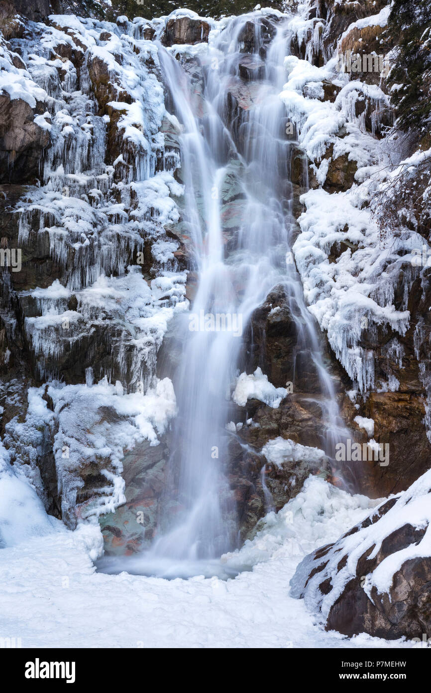Vo "Wasserfall in der Nähe von Schilpario iced im Winter. Val di Scalve, Provinz Bergamo, Lombardei, Italien, Stockfoto