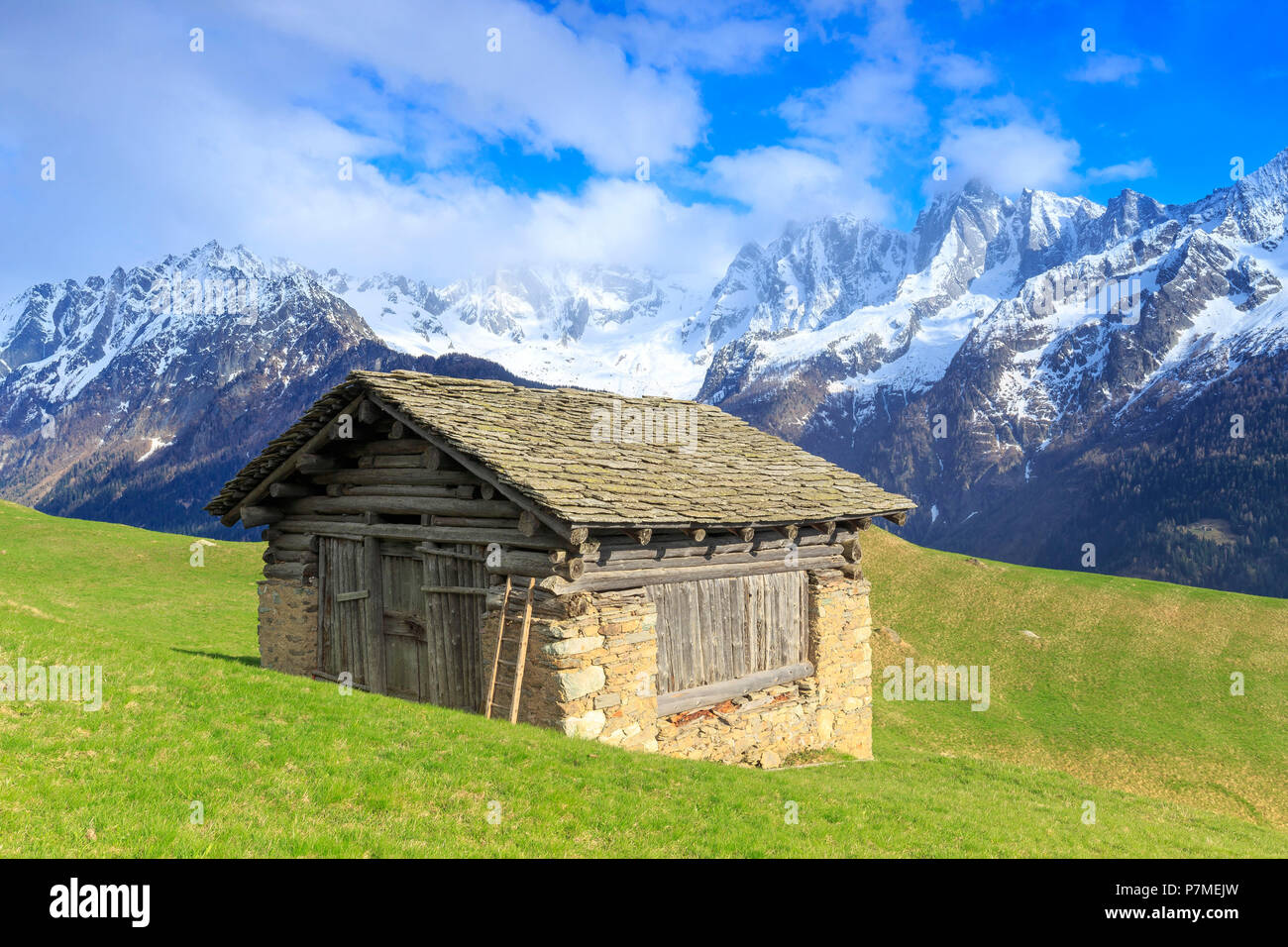 Traditionelle Hütten mit Pizzo Badile und Masino-Bregaglia Gruppe im Hintergrund, Soglio, Val Bregaglia/Bergell, Graubünden, Schweiz, Europa, Stockfoto