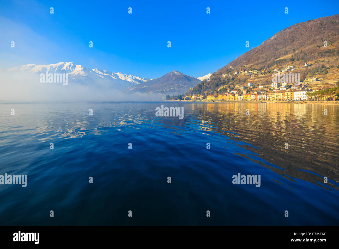 Dorf Domaso mit Nebel auf dem See, Domaso, Comer See, Lombardei, Italien, Europa, Stockfoto