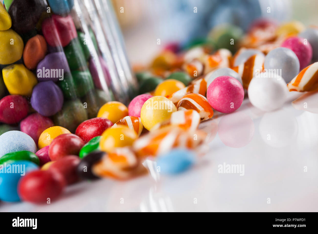 Bunte Lutscher und andere farbige runde Süßigkeiten und Kaugummi Kugeln Stockfoto