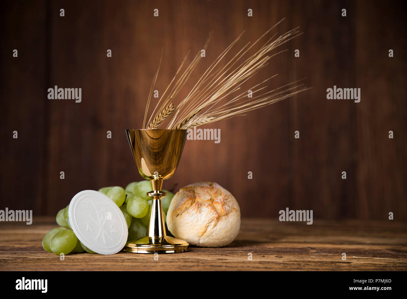 Eucharistie Zeichen Von Brot Und Wein Kelch Und Hostie Erstkommunion Hintergrund Stockfotografie Alamy
