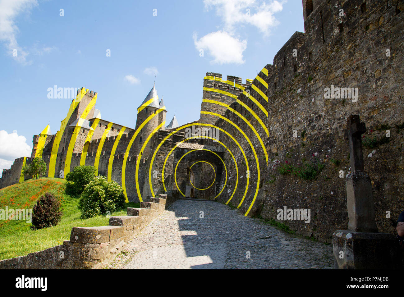 Die von Mauern umgebene Stadt Carcassonne in Frankreich. Die konzentrischen Kreise wurden vor kurzem von der Künstlerin Felice Varini hinzugefügt. Stockfoto