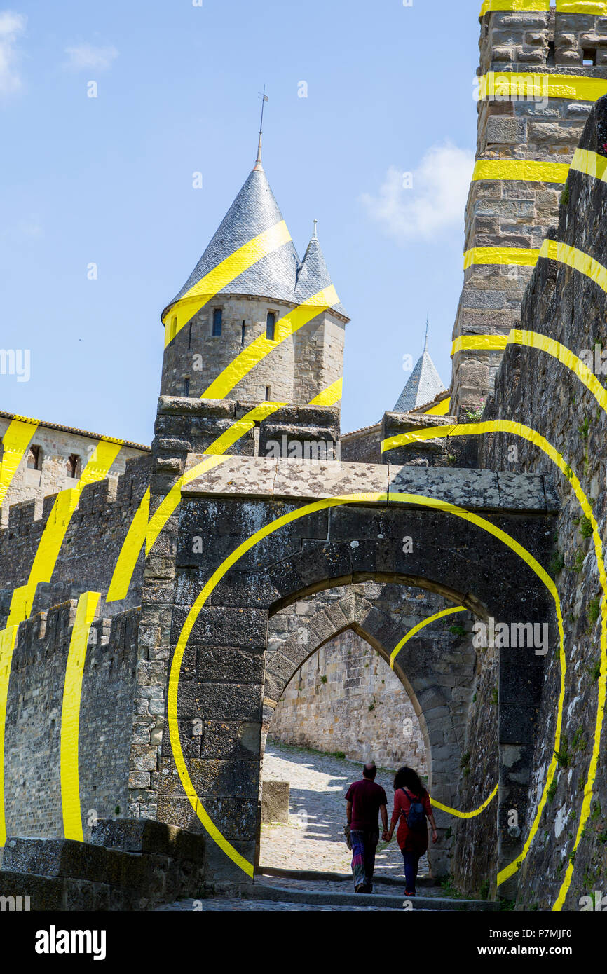 Die von Mauern umgebene Stadt Carcassonne in Frankreich. Die konzentrischen Kreise wurden vor kurzem von der Künstlerin Felice Varini hinzugefügt. Stockfoto