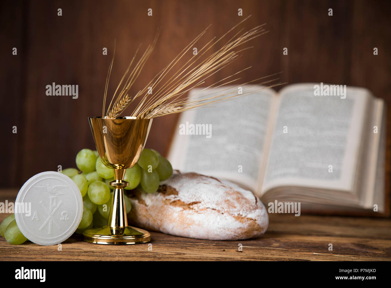 Eucharistie Zeichen Von Brot Und Wein Kelch Und Hostie Erstkommunion Hintergrund Stockfotografie Alamy