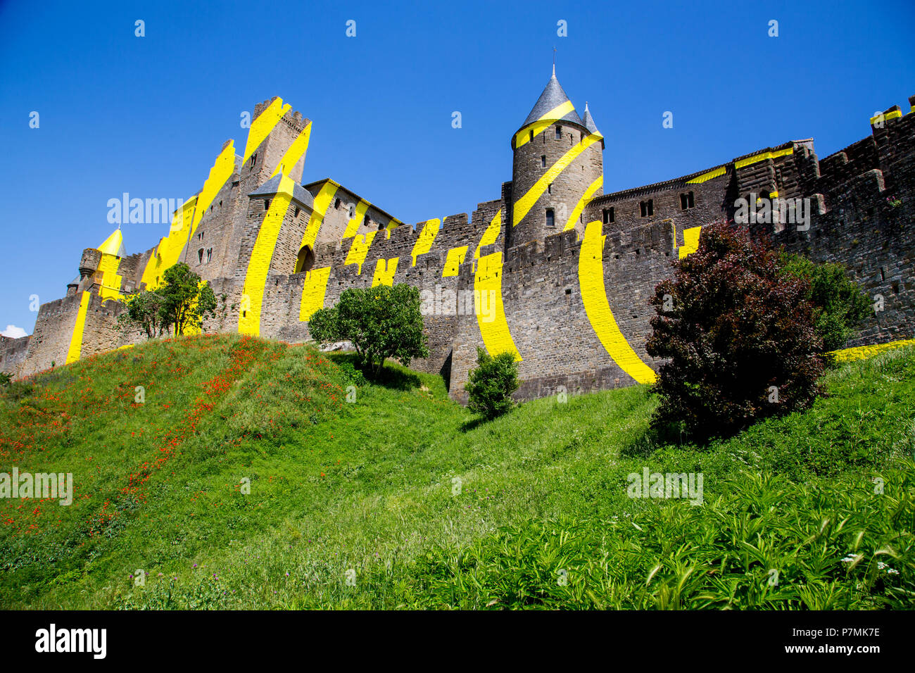 Die von Mauern umgebene Stadt Carcassonne in Frankreich. Die konzentrischen Kreise wurden vor kurzem von der Künstlerin Felice Varini hinzugefügt. Stockfoto