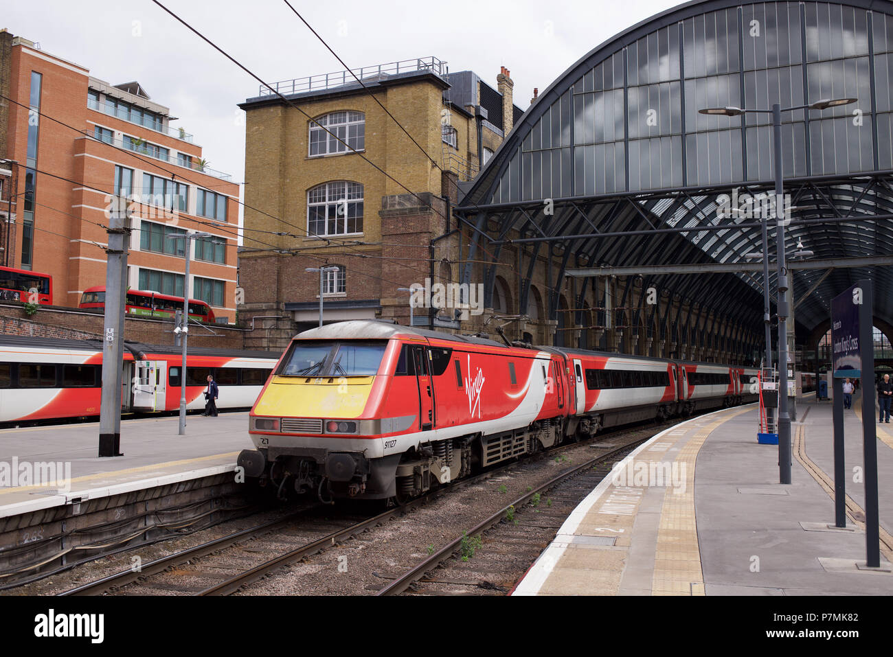 Class 91 Lokomotive auf eine Jungfrau Ostküste Personenzug in London Kings Cross Bahnhof Stockfoto