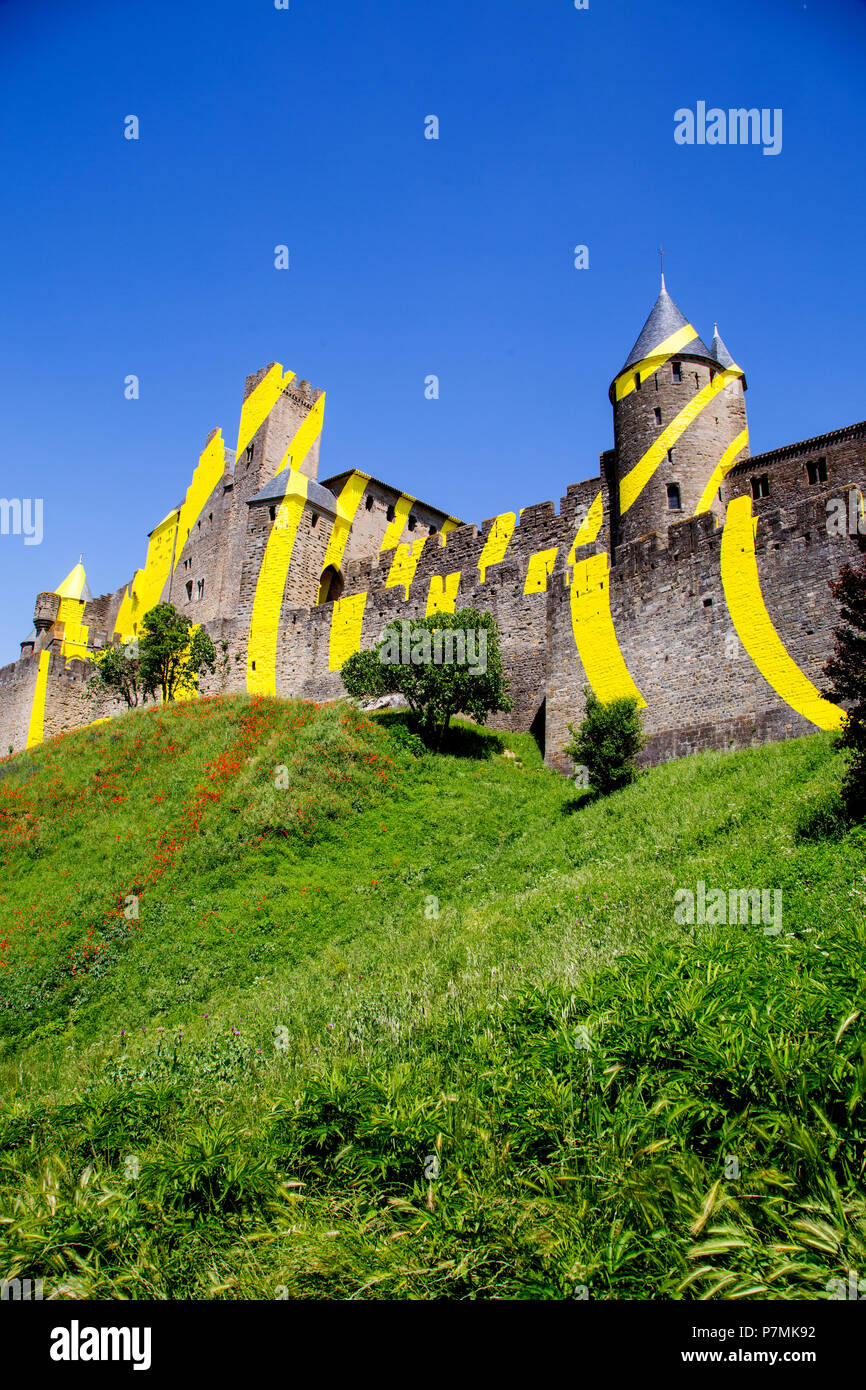 Die von Mauern umgebene Stadt Carcassonne in Frankreich. Die konzentrischen Kreise wurden vor kurzem von der Künstlerin Felice Varini hinzugefügt. Stockfoto