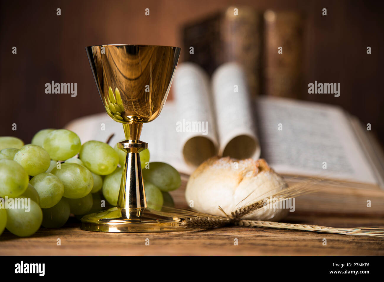 Eucharistie Zeichen Von Brot Und Wein Kelch Und Hostie Erstkommunion Hintergrund Stockfotografie Alamy