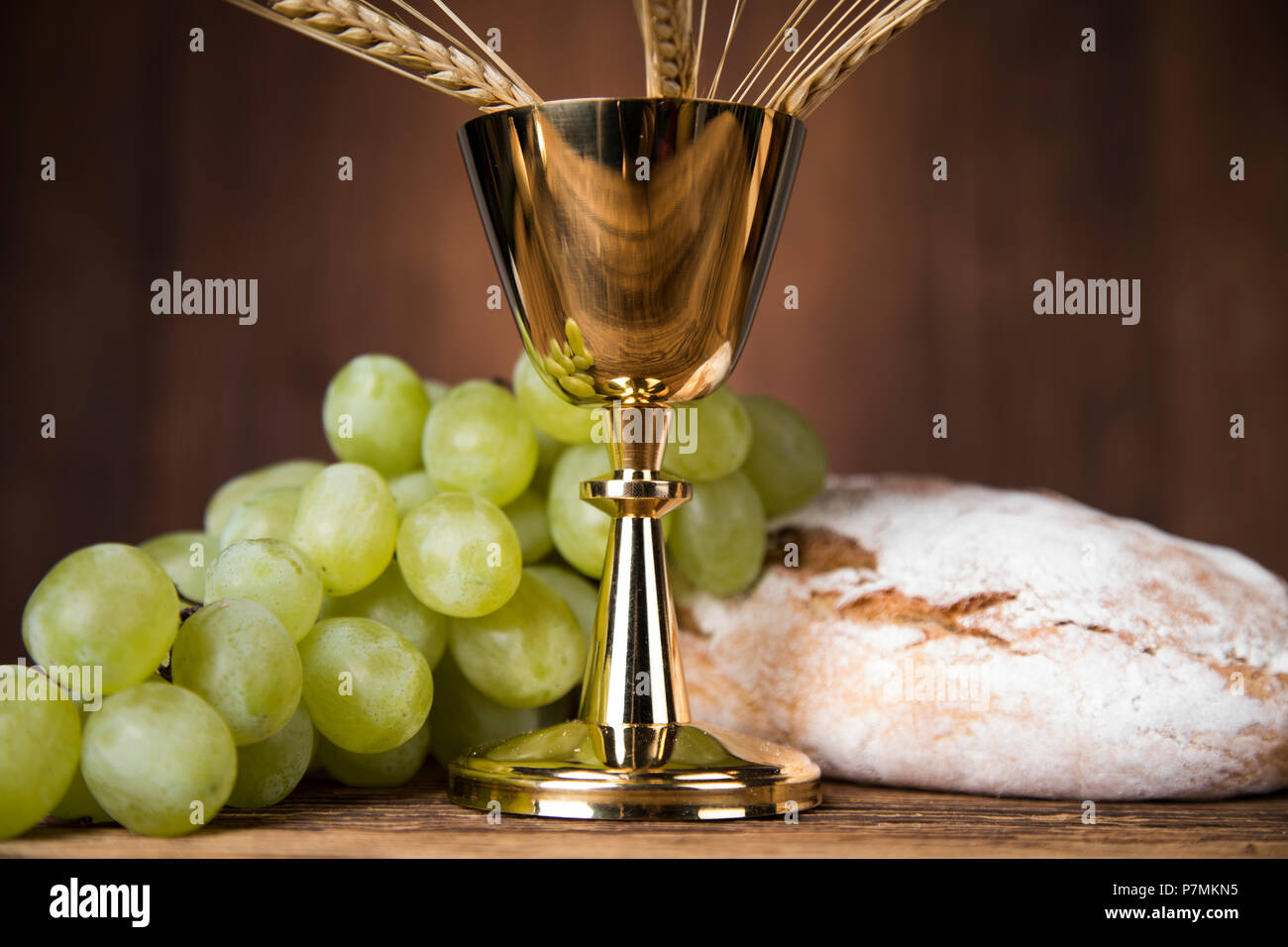 Eucharistie Zeichen Von Brot Und Wein Kelch Und Hostie Erstkommunion Hintergrund Stockfotografie Alamy