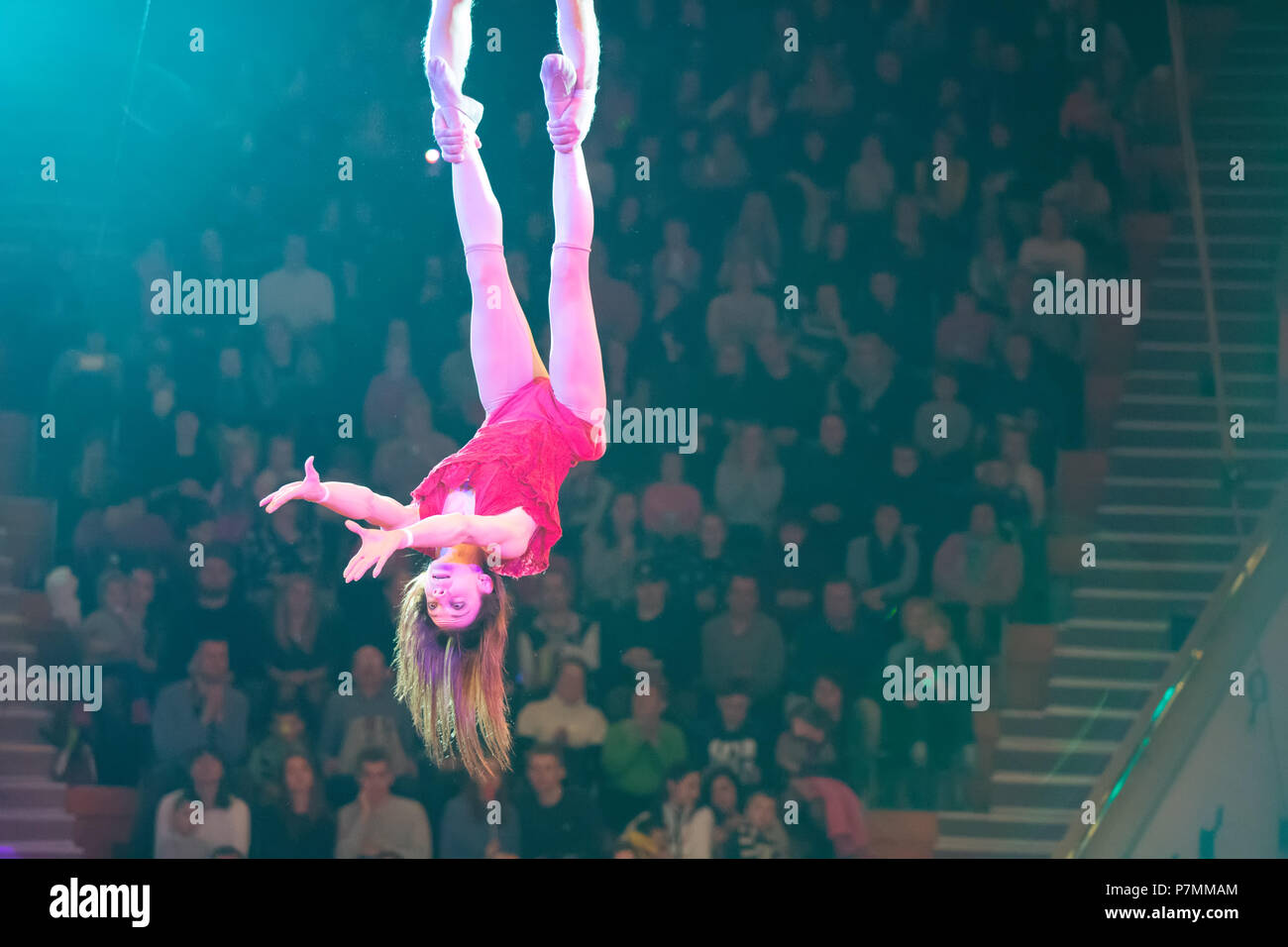 Belarus, Gomel, April 1, 2018. Gomel Zirkus. Die Leistung der Mannschaft des Moskauer Zirkus Nikulin. Die gefährliche und risikoreiche Anzahl der gymna Stockfoto