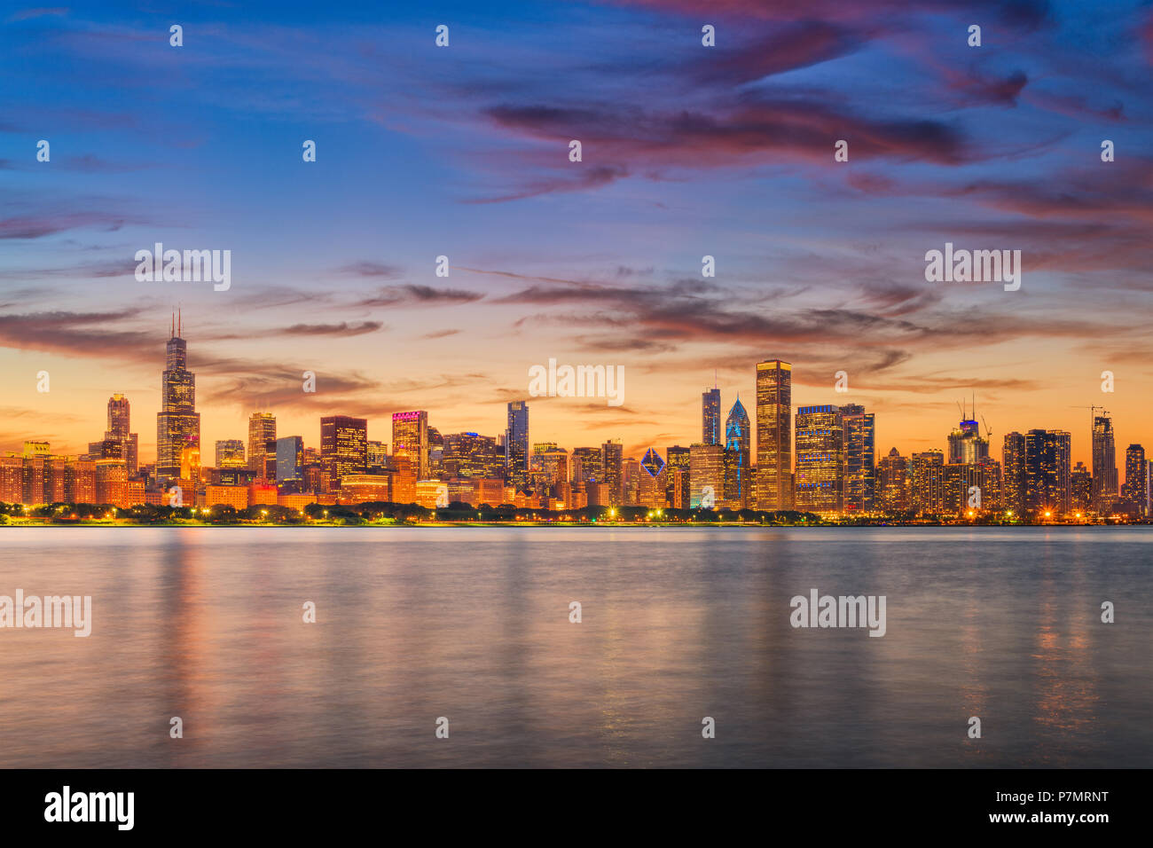Chicago, Illinois, USA Downtown Skyline aus dem Michigan See in der Abenddämmerung. Stockfoto