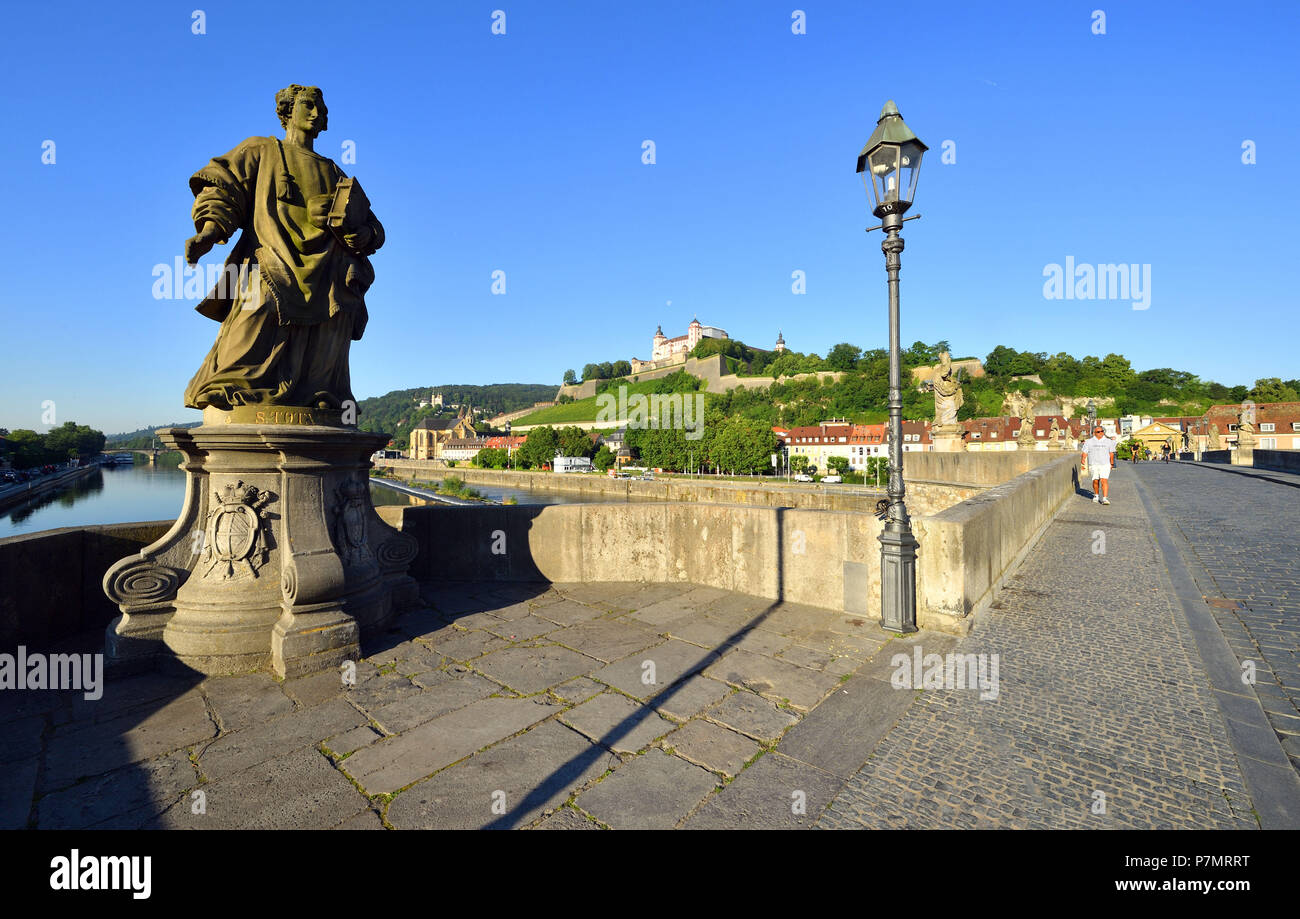 Deutschland, Bayern, Oberfranken Region, Würzburg, Statue auf Alte Mainbrücke (Alte Mainbrücke und Festung Marienberg Stockfoto