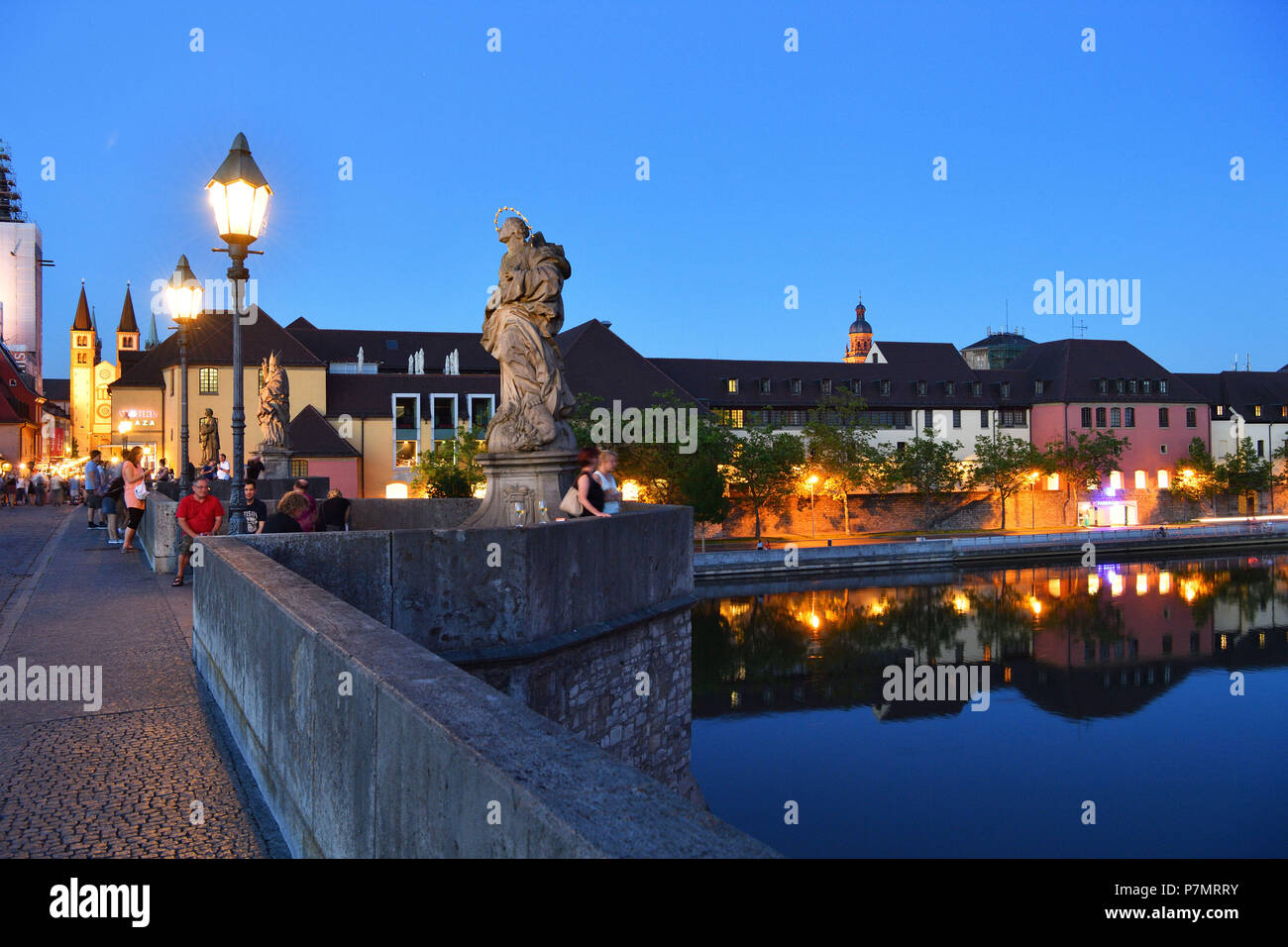 Deutschland, Bayern, Oberfranken Region, Würzburg, Statue auf Alte Mainbrücke (Alte Mainbrücke) und romanischen St. Kilian im Hintergrund Stockfoto